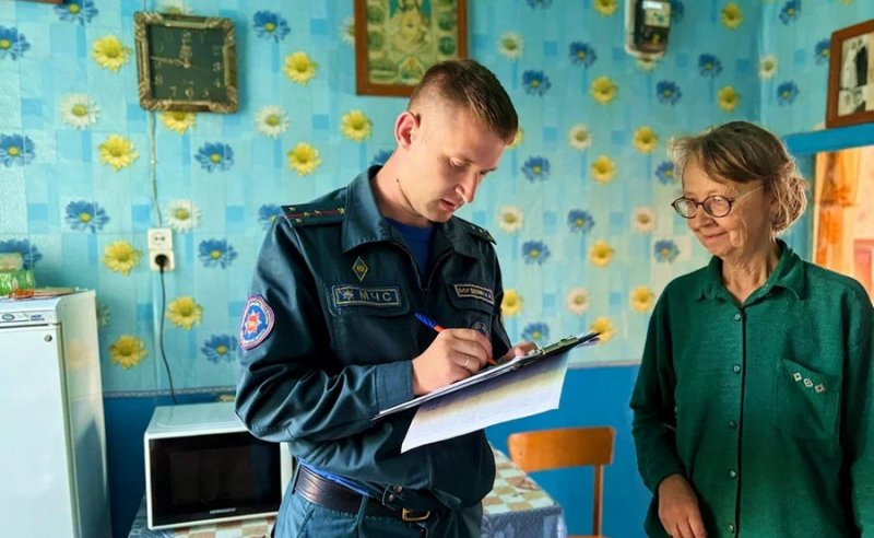 Профилактика  лучше пожара С уверенностью в этом провели рейд в Зельве работники службы  Забота о безопасности граждан  приоритетная задача для