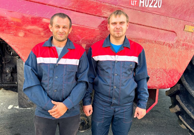 Как трудится на хлебной ниве госпредприятия Голынка молодежный экипаж Александра Пронько и Александра Шляхтуна