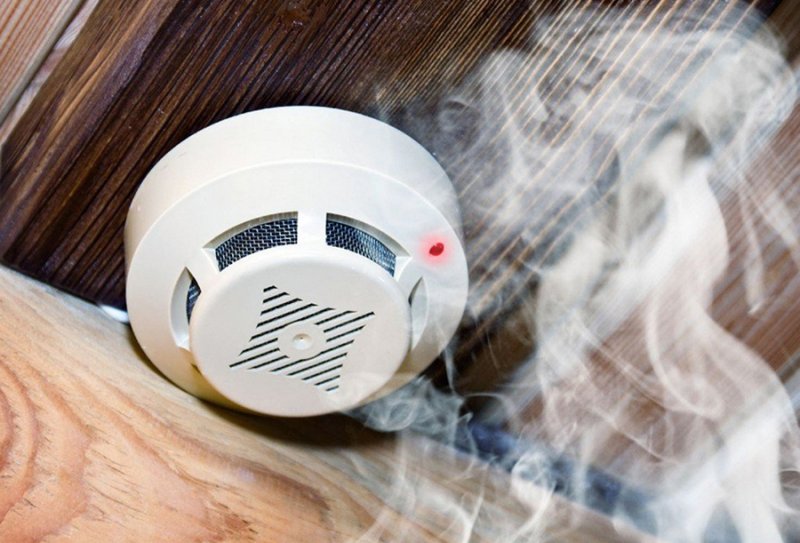 Установи АПИ  сохрани жизнь Работники МЧС напоминают о важности установки автономного пожарного извещателя