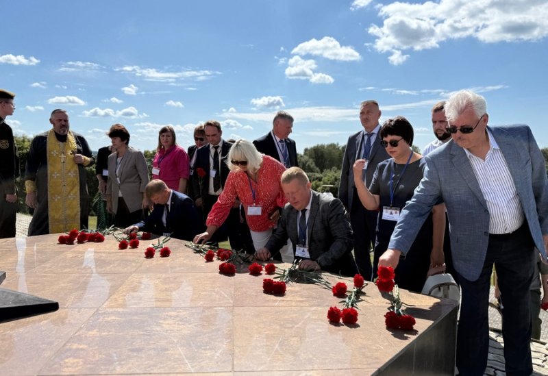 ФОТОФАКТ участники съезда малых городов стали участниками митинга памяти в Зельве