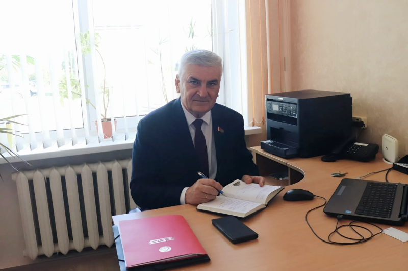 В округе работает депутат Валентин Семеняко посещает Зельвенский район
