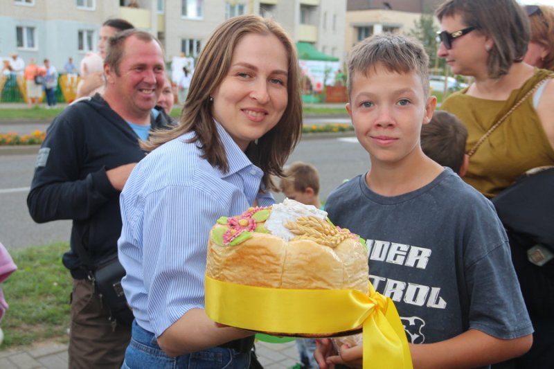Сюрприз на каждом шагу На Ганненскм крмашы можно выиграть сувенир а можно и мешок зерна