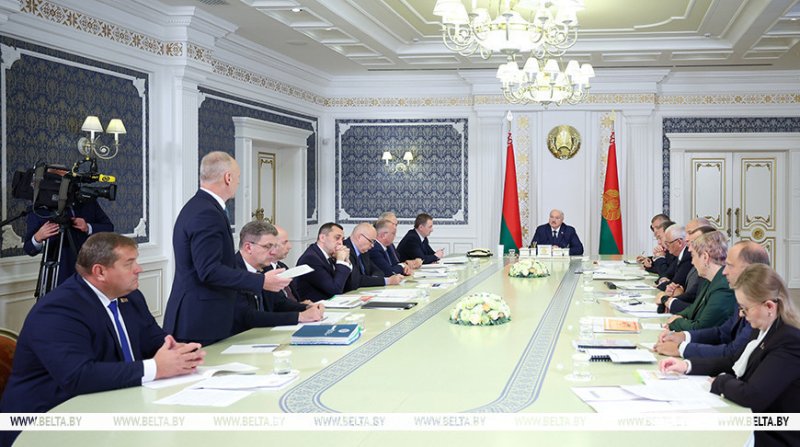 Александр Лукашенко требует выстроить эффективную систему торгового обслуживания прежде всего на селе