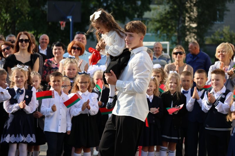 Первый звонок прозвенел Как прошел День знаний в Зельвенском районе