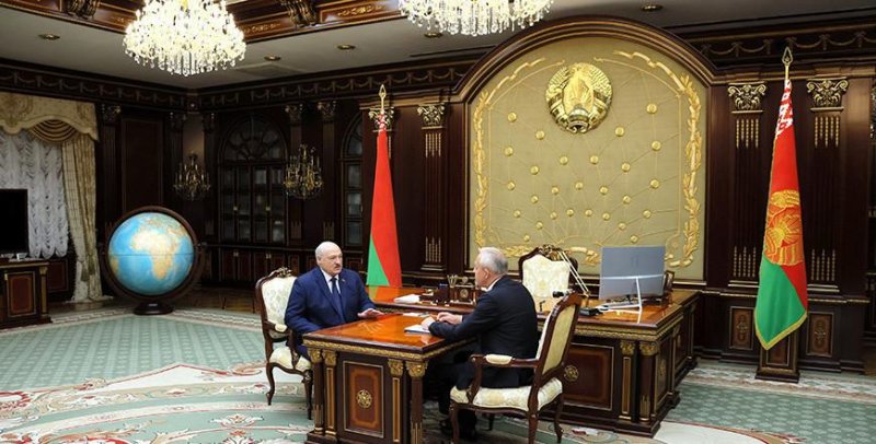 Общение с людьми законопроекты продвижение интересов страны Александр Лукашенко принял с докладом Игоря Сергеенко
