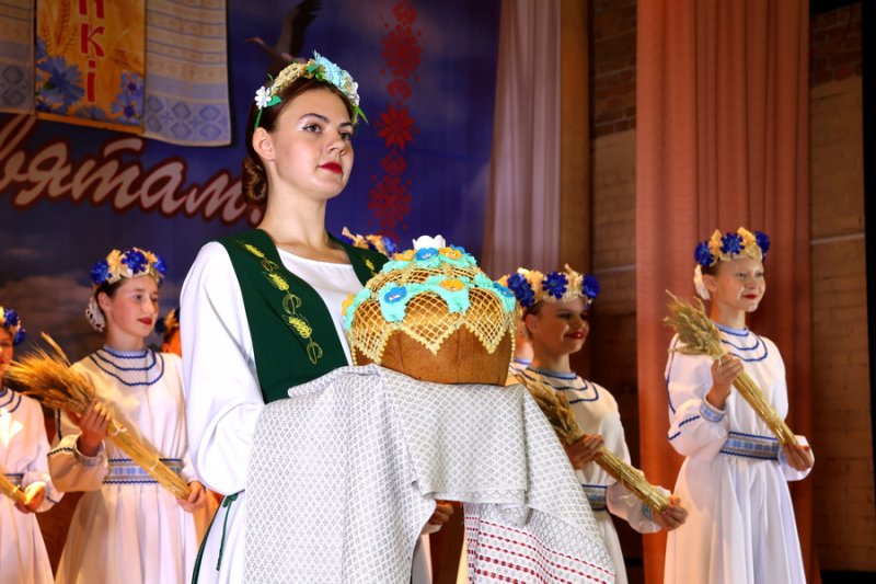 С богатым караваем Зельвенщина отметила  районные Дожинки