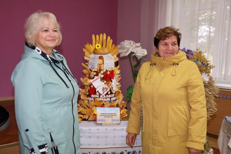 Дожиночные шедевры Хозяйства района презентовали снопы и караваи