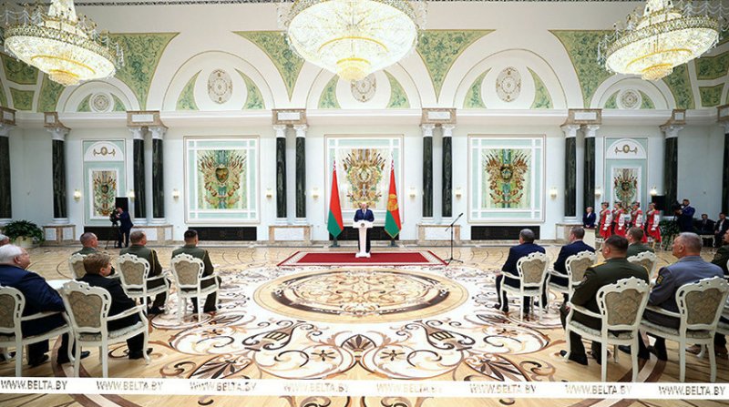 Александр Лукашенко накануне Дня народного единства вручает госнаграды