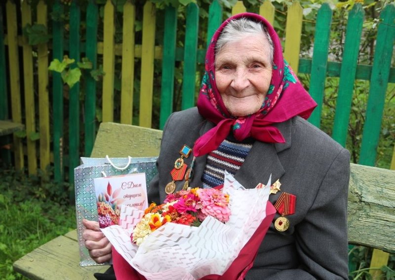 Признания и поздравления с Днем пожилых людей зельвенцы адресовали ветерану войны Анне Утлик