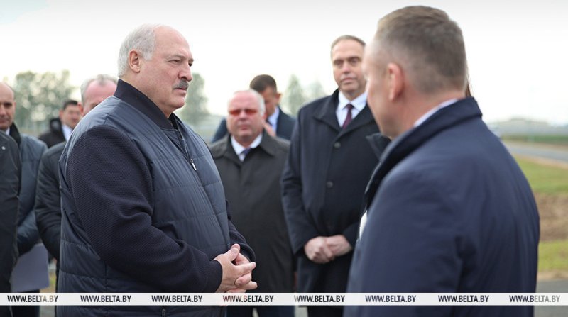 Лукашенко знакомится с развитием в Беларуси птицеводческой отрасли