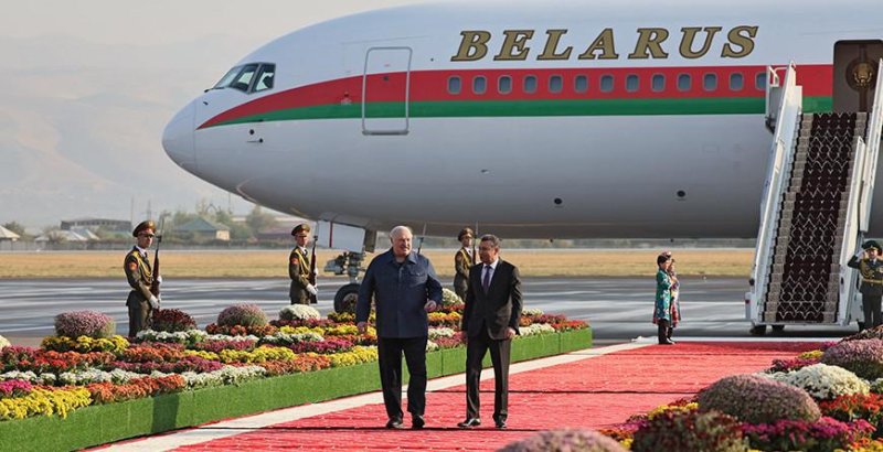 Александр Лукашенко прибыл в столицу Таджикистана где пройдет саммит СНГ