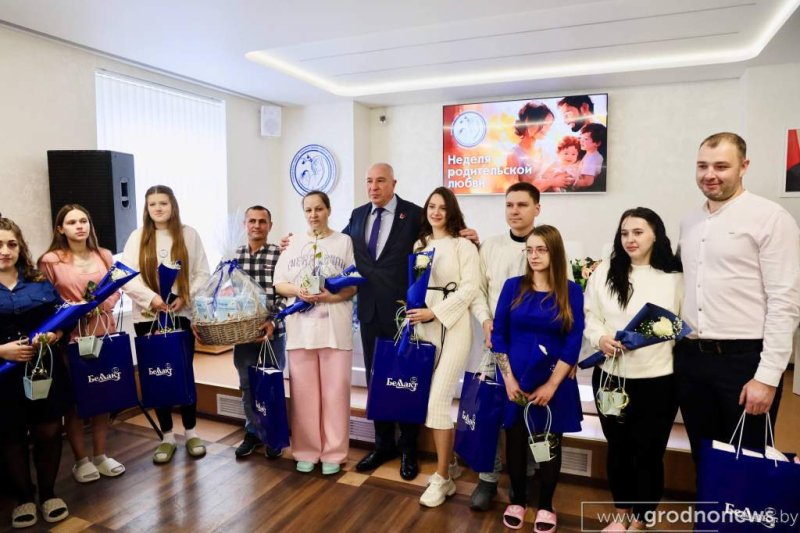 В Гродненском областном клиническом перинатальном центре поздравили родителей чьи дети родились в Неделю родительской любви