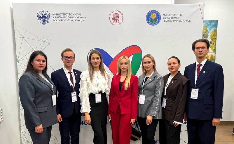 Вероника Буслович представила Зельвенщину на международном слетефестивале молодежных патриотических объединений Союзного государства