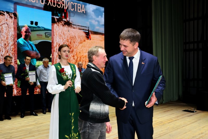 Зельвенские аграрии отпраздновали День работников сельского хозяйства и перерабатывающей промышленности АПК