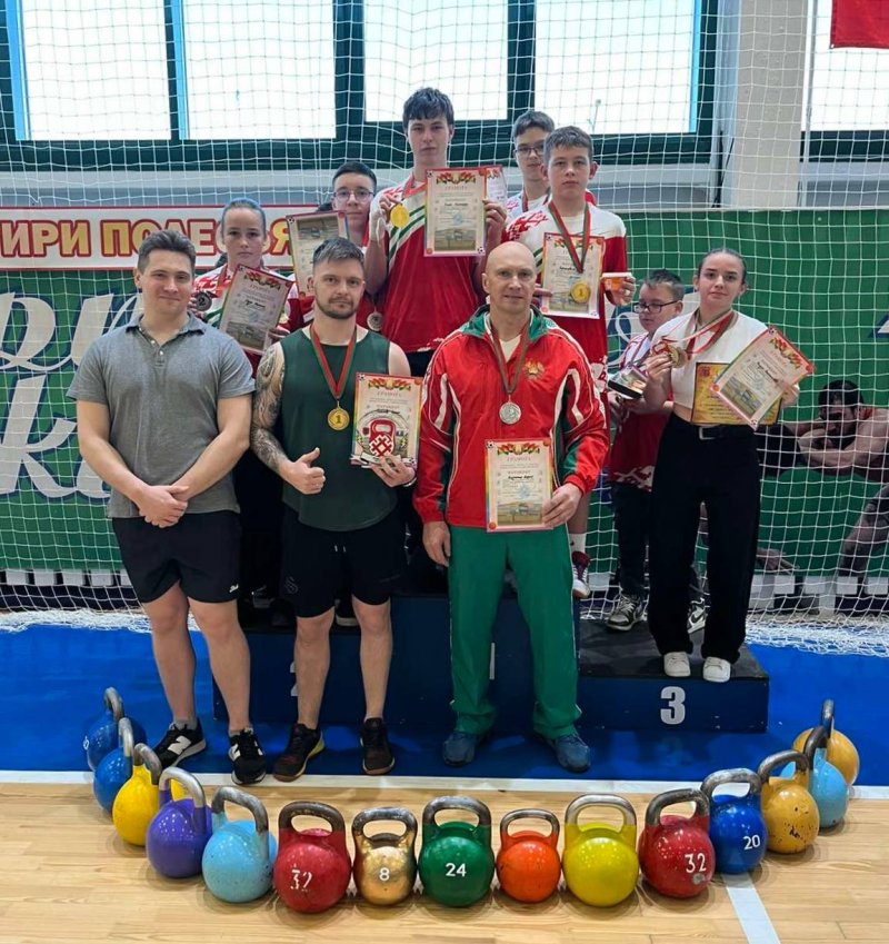 Из Новогрудка  с наградами Зельвенцы стали участниками Первенства Беларуси по гиревому марафону