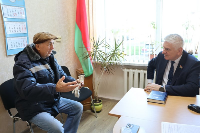 Депутат Палаты представителей Национального собрания Республики Беларусь Валентин Семеняко посещает Зельвенский район