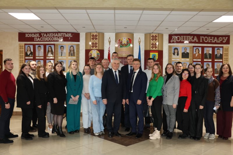 Хороший старт  доверие на годы Подробности встречи представителей власти с работающей молодежью Зельвенщины обновлено