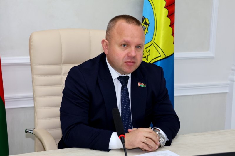 Сенатор Александр Пищ провел личный прием граждан в Зельвенском райисполкоме