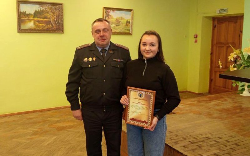 ФОТОФАКТ Благодарностью начальника Зельвенского РОВД отмечена командир добровольной дружины ЦРБ