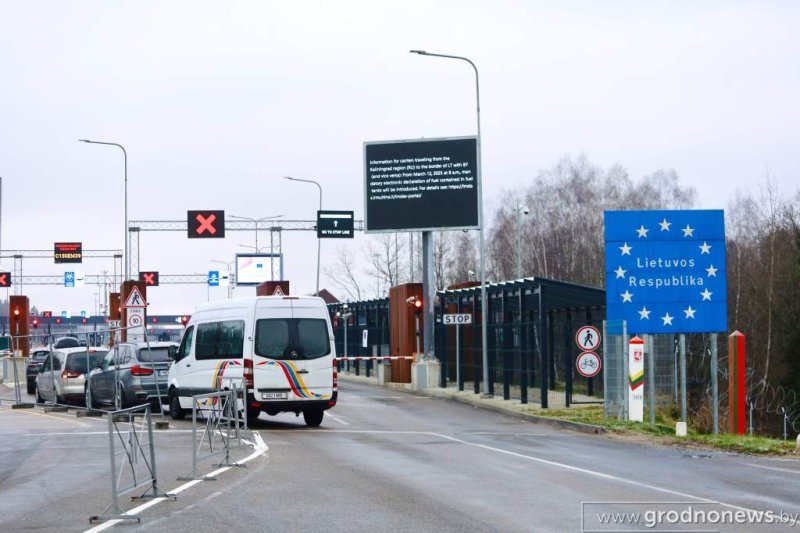 Литовцы открыли шлагбаум белоруссколитовская граница вернулась к привычному ритму  журналист ведет репортаж с места событий
