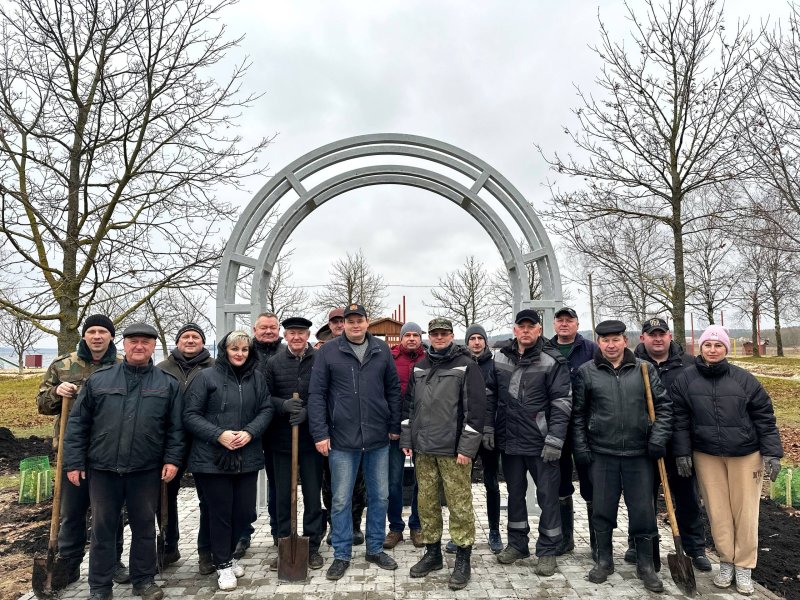 В рамках Года благоустройства в поселке развернулась акция по обустройству памятного знака Зельвенский прорыв
