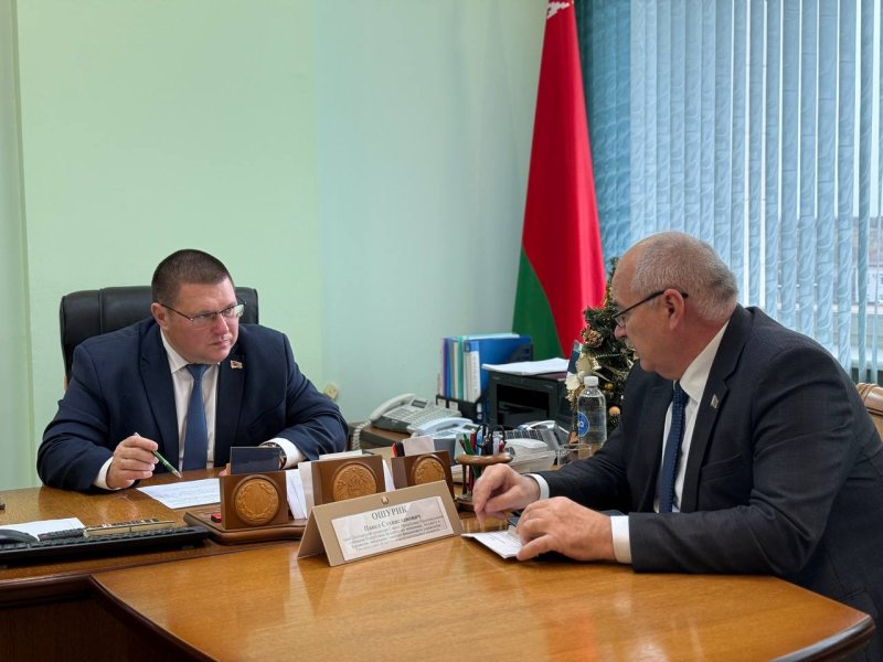 С рабочим визитом Зельвенщину посетил сенатор Павел Ошурик