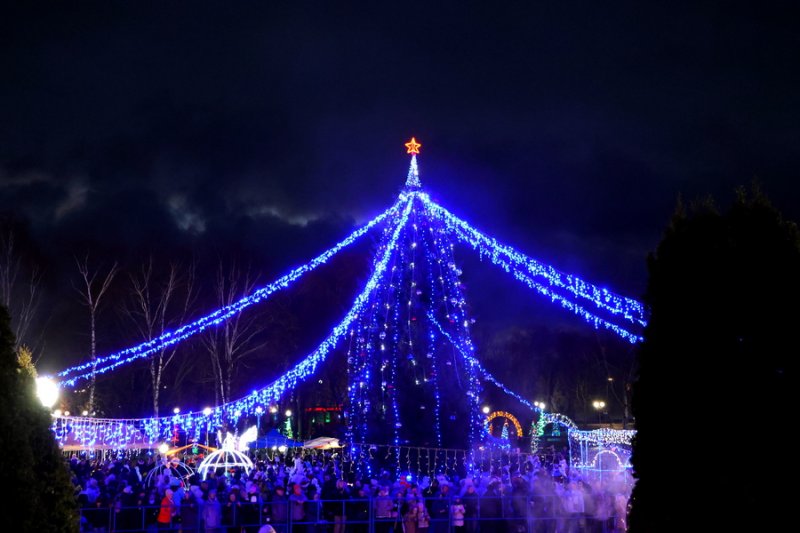 В Зельве зажглась главная ёлка района фоторепортаж