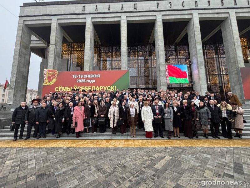 Делегаты Гродненщины начинают прибывать во Дворец Республики для участия во втором заседании VII Всебелорусского народного собрания