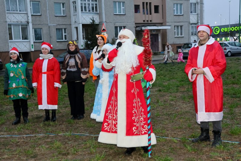 Все на ёлку  Зельвенцы окунулись в атмосферу волшебства и праздника на театральномузыкальной программе Сказочный Новый год
