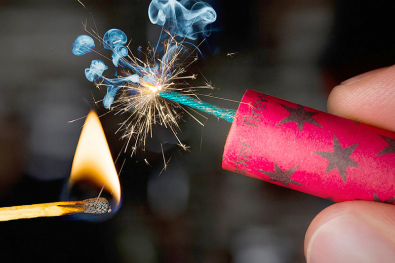 Петарды и хлопушки вовсе не игрушки Зельвенский РОЧС информирует об использовании пиротехники