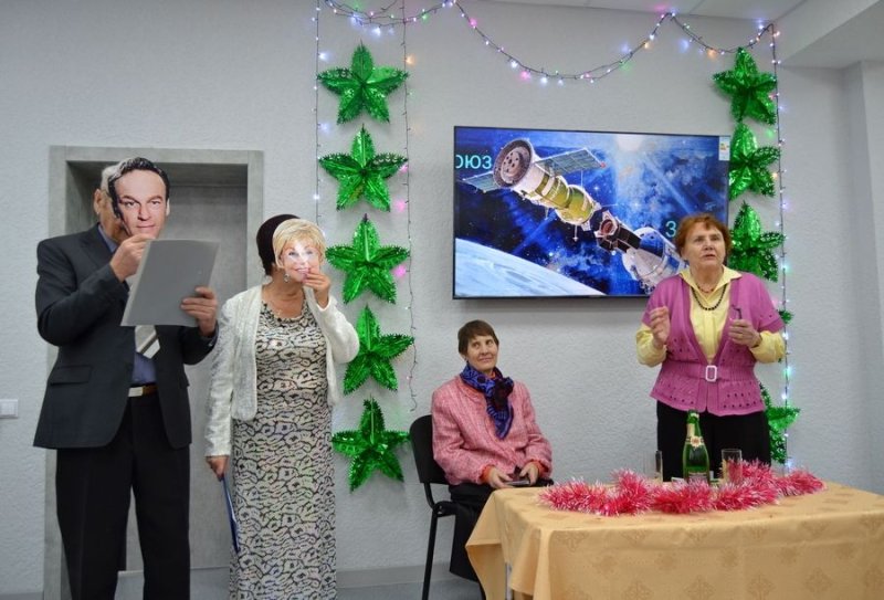 Посетители отделения обеспечения дневного пребывания для граждан пожилого возраста ЦСОН отметили новогодний праздник в советском стиле