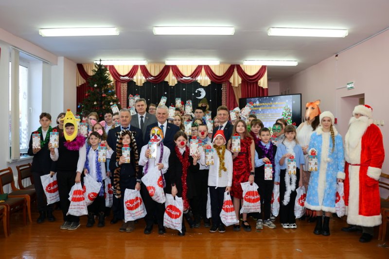Депутат Валентин Семеняко поздравил с новогодними праздниками учеников Елковской СШ