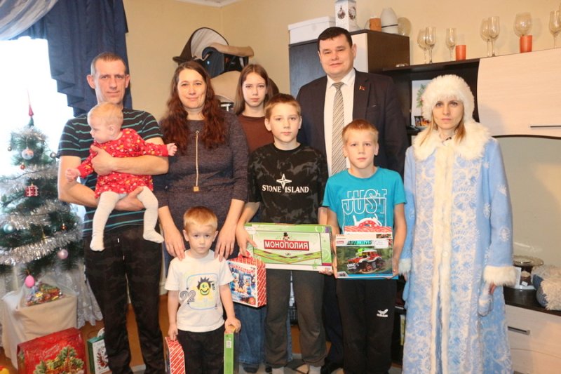 Акция Наши дети продолжается Сегодня Вадим Панасик посетил многодетную семью Костиковых из Деречина