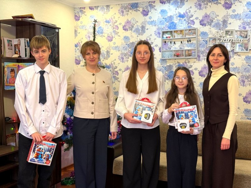 В рамках акции Наши дети поздравления с Новым годом принимала семья Мурашко