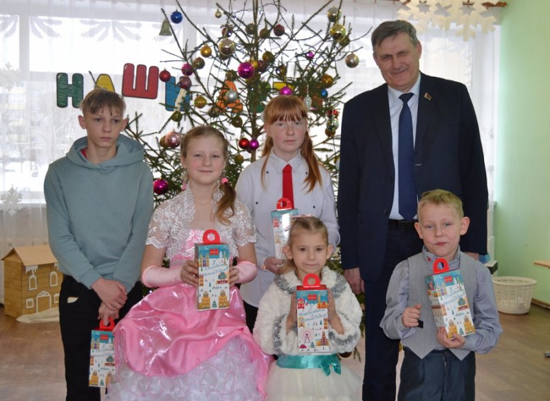 Рождественский сюрприз Сегодня в гостях у воспитанников социальнопедагогического центра побывали лидеры общественных объединений
