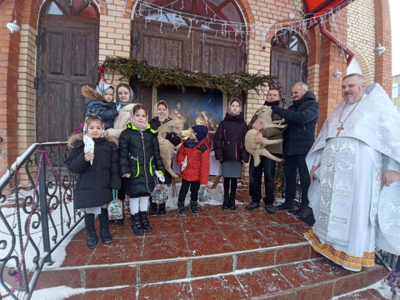 Живой вертеп организован возле храма Георгия Победоносца в Голынке