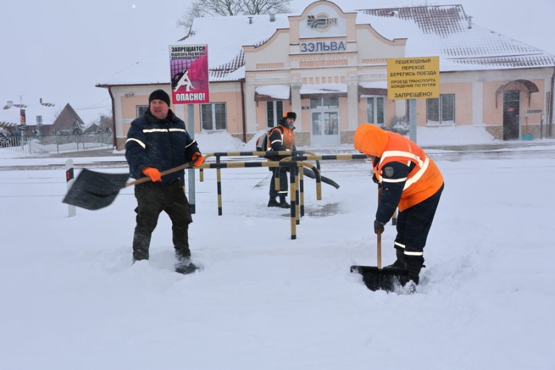 В условиях непогоды в усиленном режиме работают зельвенцы