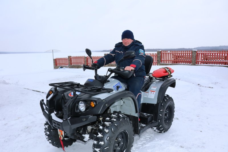 Много лет в рядах  зельвенских спасателей  опытный моторист катера Денис Ходаковский