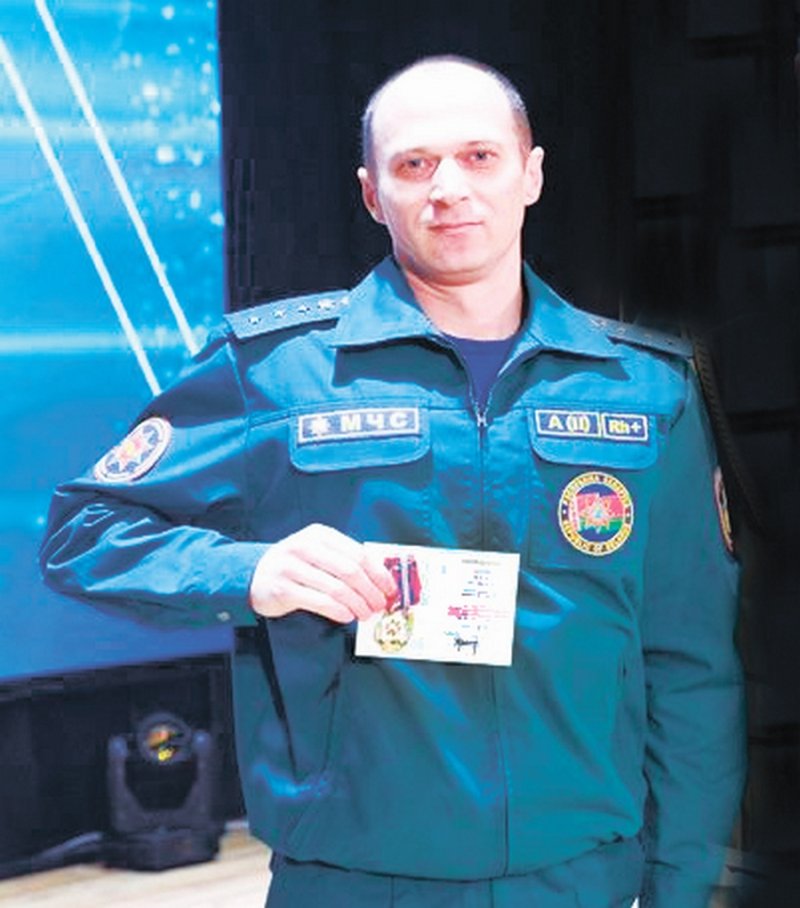 Достойный вклад в работу райотдела по чрезвычайным ситуациям вносит старший инструкторспасатель Михаил Сергей