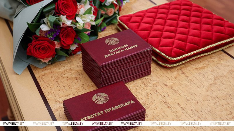Будущее  время науки Лукашенко вручил дипломы доктора наук и аттестаты профессора