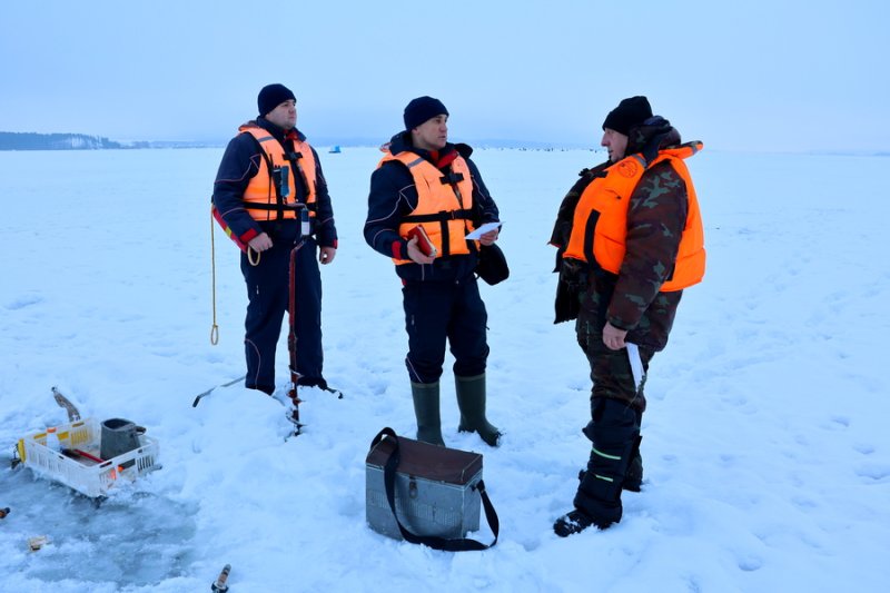 Между азартом и тишиной Зачем на лёд Зельвенского водохранилища съезжаются рыбаки со всей Беларуси