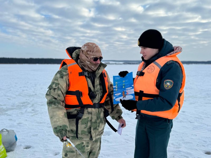 Образцовая безопасность у всех рыбаков на Зельвенском водохранилище были спасательные жилеты