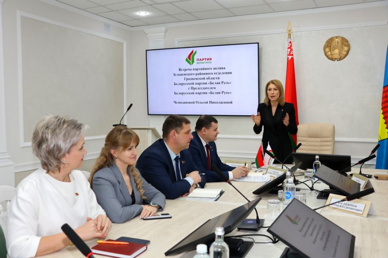 Зельвенцы приняли участие во встрече с председателем Белорусской партии Белая Русь Ольгой Чемодановой