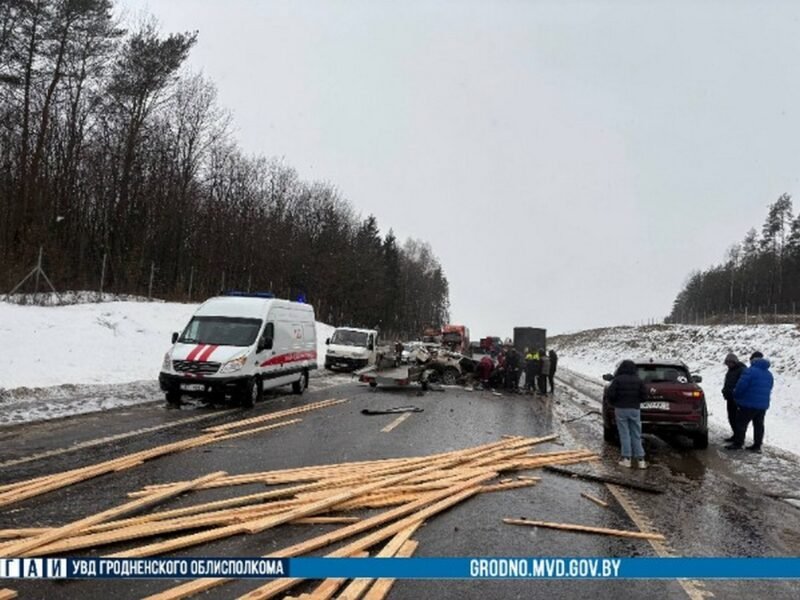 Под Зельвой легковушка вылетела на встречку под колеса грузовика