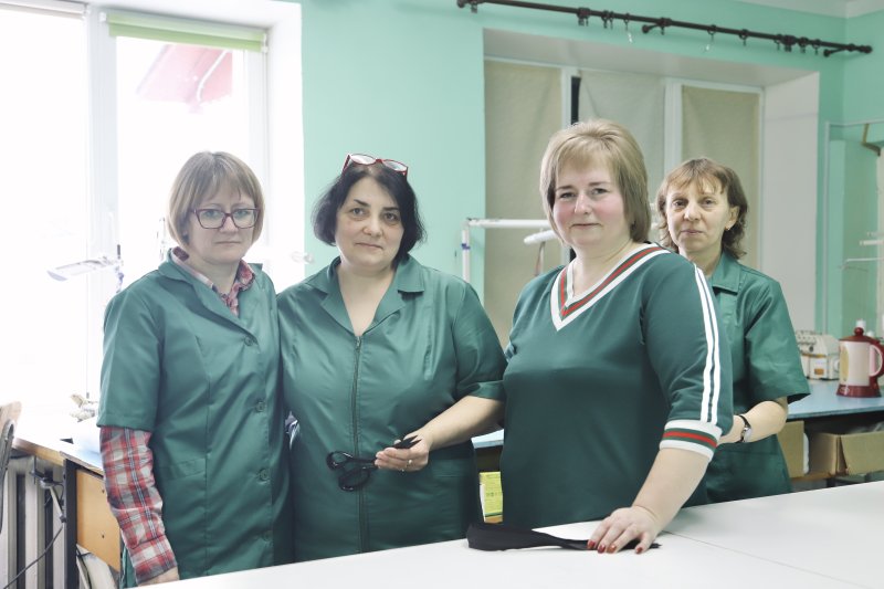 Швейны цэх Галынка як чатыры жанчыны апранаюць цэлы раён  шыюць курткi для цялят