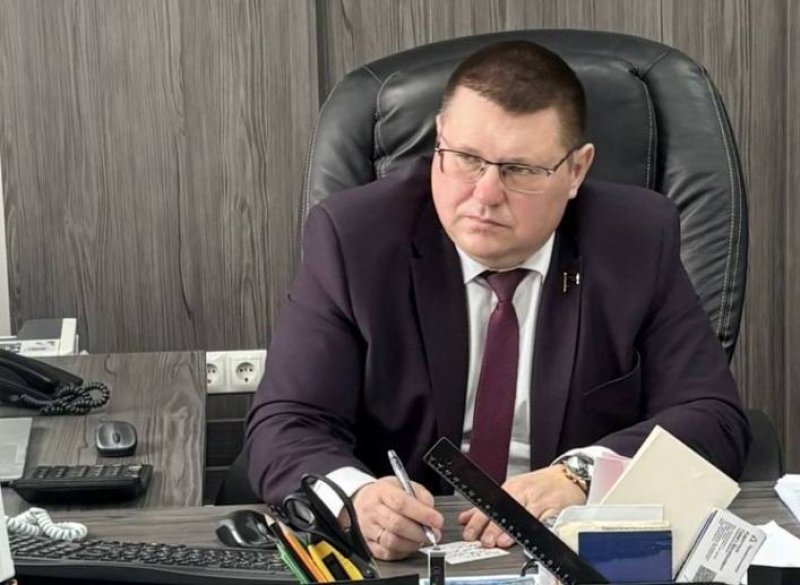 Сенатор Павел Ошурик провел прием граждан и прямую телефонную линию