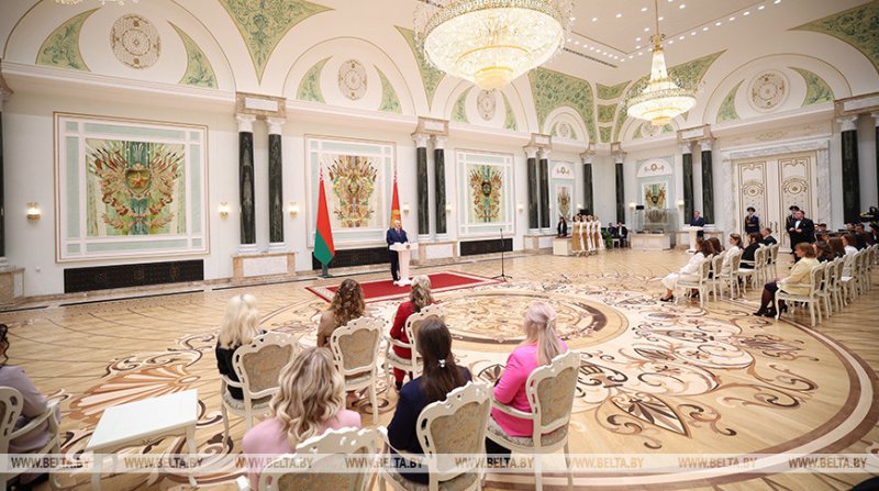 Едины в стремлении сделать страну лучше Александр Лукашенко в преддверии  Марта вручил женщинам госнаграды