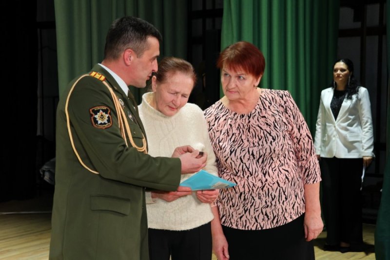Дочкам красноармейца передали потерянную боевую награду