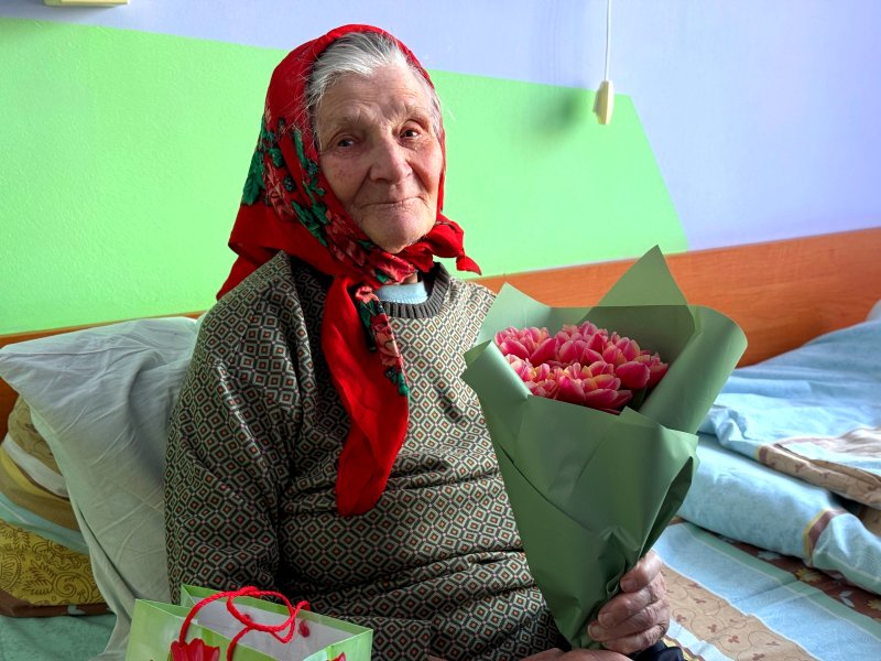 Поздравления с наступающим  марта принимала ветеран Великой Отечественной войны Анна Захаровна Утлик