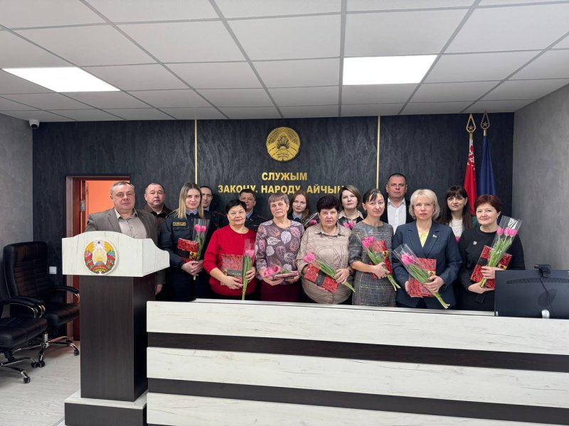 Сотрудники Зельвенского РОВД поздравили своих коллегженщин с наступающим праздником  марта